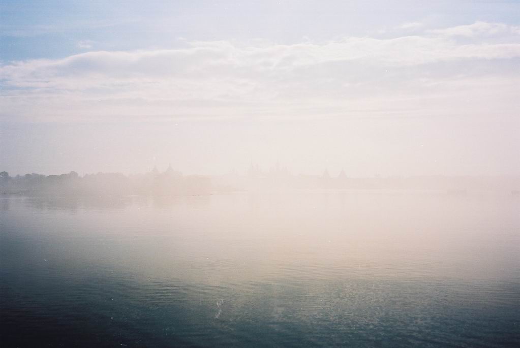Соловецкий остров. Вид на монастырь сквозь туман.