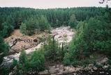 Водопад на речке Колвица. Слева - развалины гидроэлектростанции.