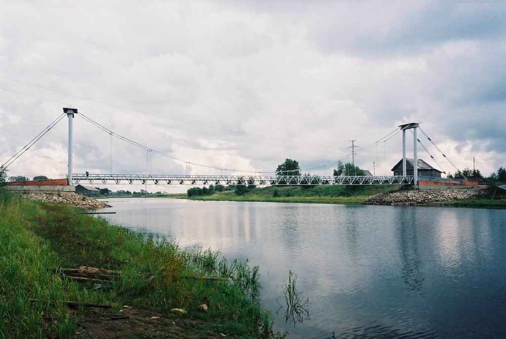 Объезд Ладоги. Подвесной мост через речку Олонка в посёлке Ильинский.