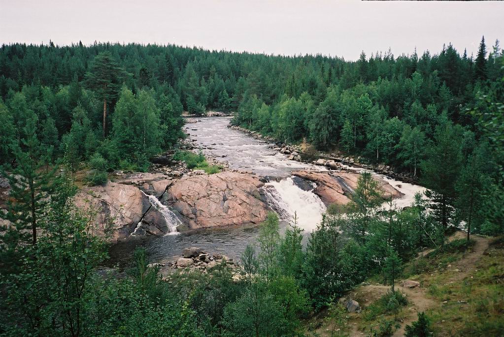 Водопад на речке Колвица (Мурманская область).